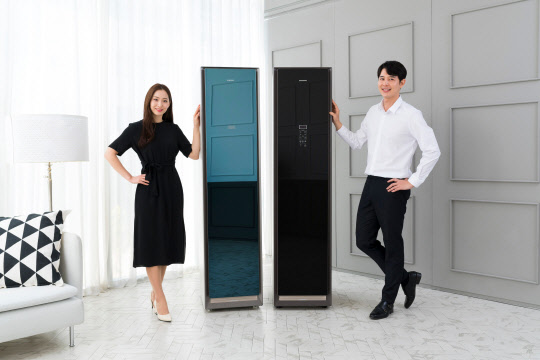 모델들이 삼성전자 의류청정기 '에어드레서' 블랙에디션 모델(왼쪽 크리스털미러, 오른쪽 다크블랙) 2종을 소개하고 있다. <삼성전자 제공>